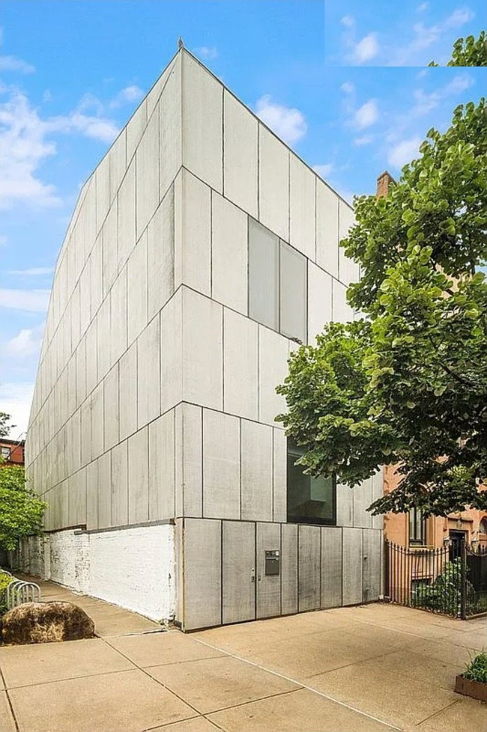 Listing photo 14 — facade side angle